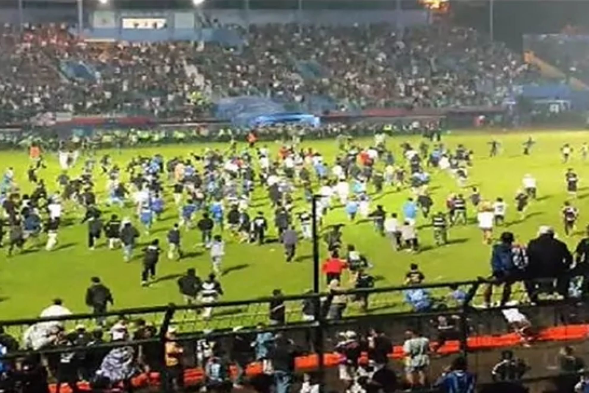 मैच के बाद स्टेडियम में मची भगदड़, 175 लोगों की हुई मौत 3