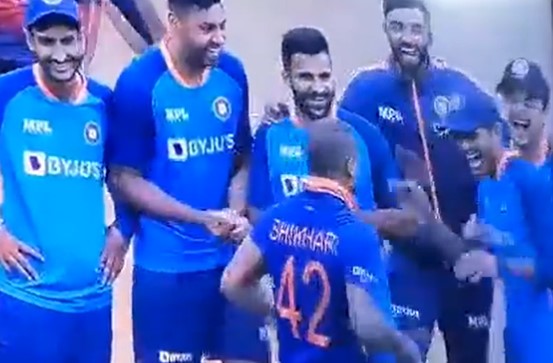 IND vs SA: मैच से पहले मैदान पर खिलाड़ियों संग मस्ती करते दिखें Shikhar Dhawan