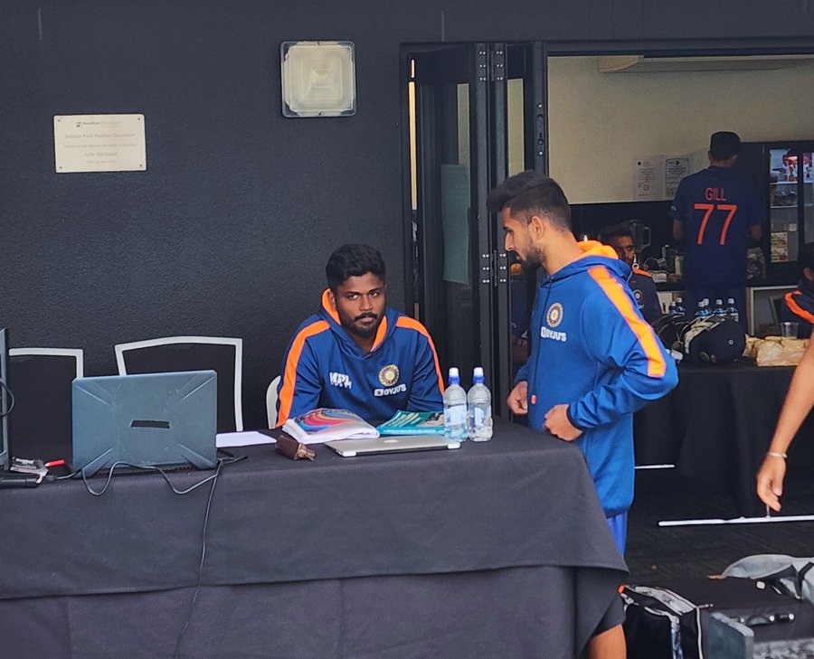 IND vs NZ: दूसरे वनडे में प्लेइंग XI से बाहर होने पर कैमरे में कैद हुए Sanju Samson का गुस्सा