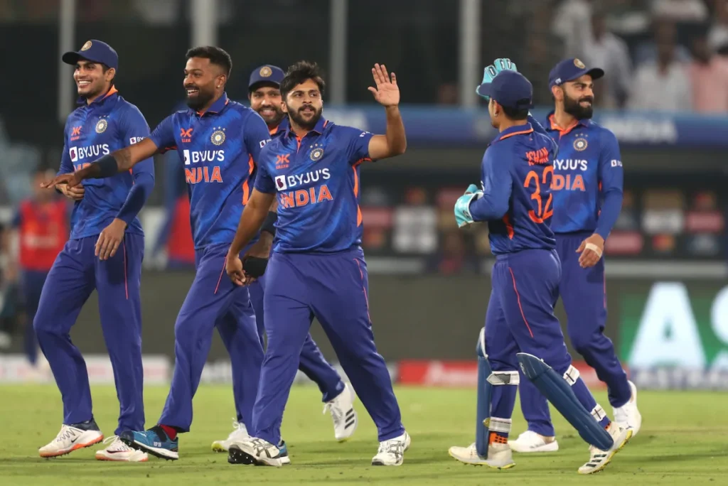 ब्रेकिंग न्यूज़: दूसरे वनडे से पहले कप्तान रोहित शर्मा पर ICC ने लिया बड़ा एक्शन, मैच खेलने पर लग सकता है बैन 2