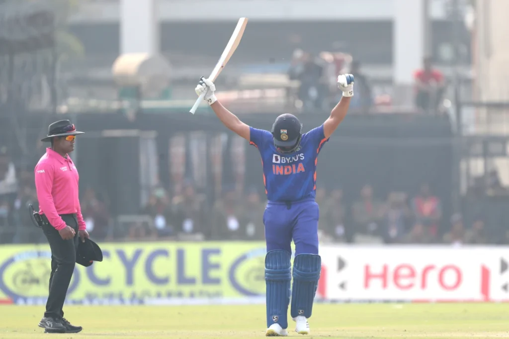VIDEO: न्यूजीलैंड के इस गेंदबाज ने खेल भावना की उड़ाई धज्जियां, रोहित को दर्द में देख दांत दिखाकर हँसता नजर आया 3
