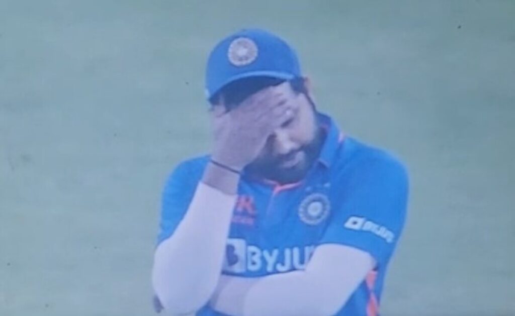 VIDEO: लाइव मैच के दौरान रोहित शर्मा ने खोया आपा, रन लुटा रहे उमरान मलिक को डांट लगाते हुए वीडियो वायरल 2