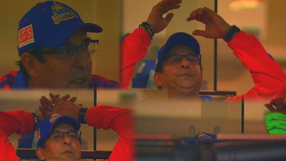Wasim Akram fuming with anger after the defeat of Karachi Kings in PSL, kicked the table