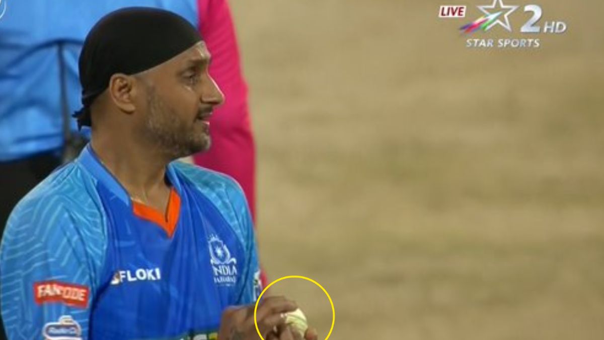 VIDEO: LIVE मैच में हरभजन सिंह ने क्रिकेट नियमों की उड़ाई धज्जियाँ, गेंद पर लगाया सलाइवा, फिर लेडी अंपायर से की लड़ाई 1