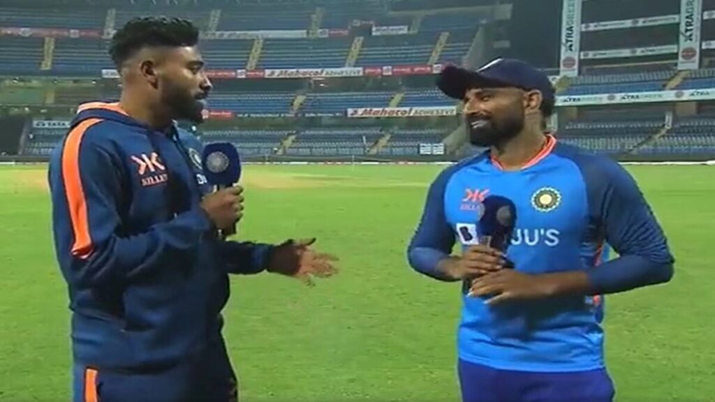 'मैंने 3 विकेट लिए, मेरे बारे में भी पूछ लिया करो...' सिराज ने शमी से जबरदस्ती करवाई अपनी तारीफ, VIDEO वायरल 1