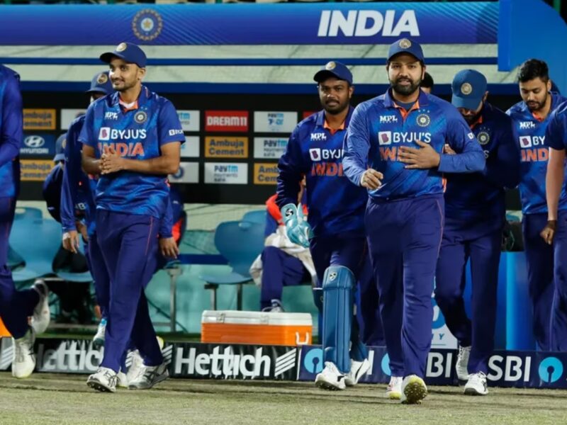 IPL में खेल रहे टीम इंडिया के स्टार खिलाड़ी की पत्नी के पीछे पड़े लड़के! मारी टक्कर, की बदसलूकी, VIDEO वायरल