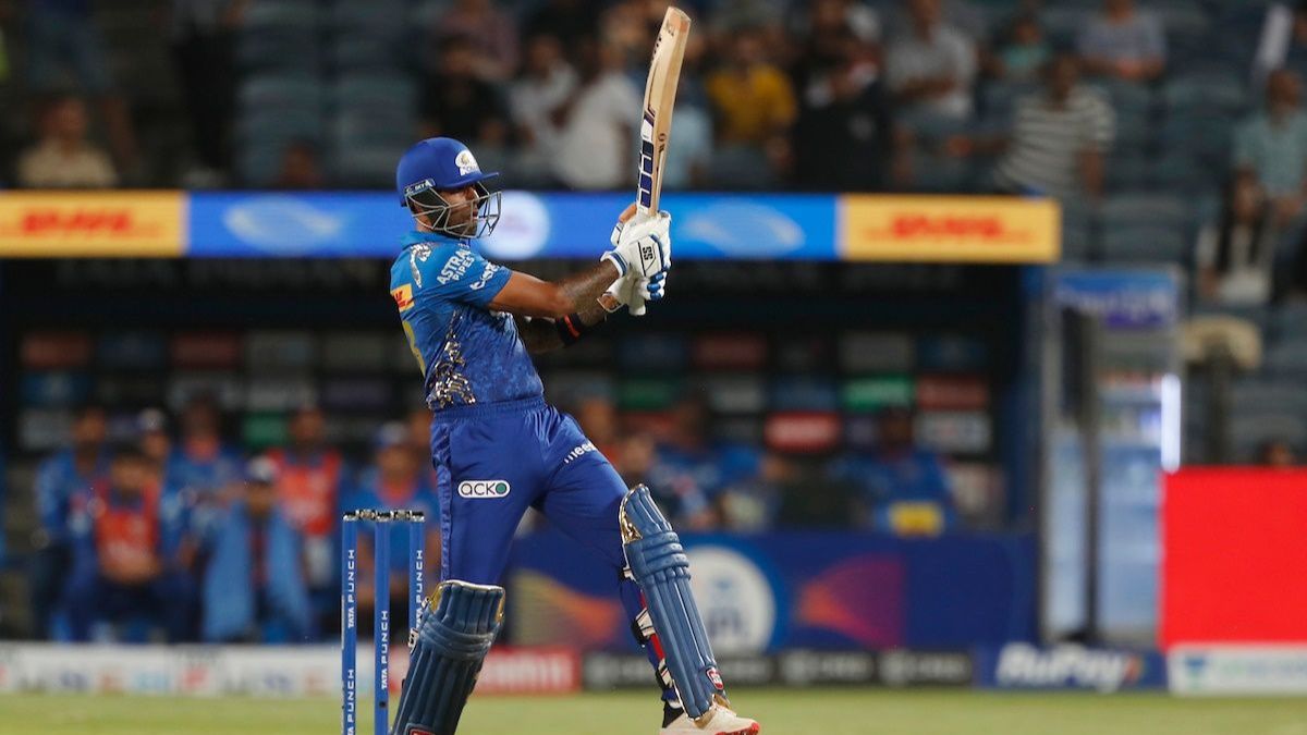 IPL में पैसों के लिए जमकर चौके-छक्कों के पटाखे फोड़ता ये भारतीय बल्लेबाज, लेकिन तिरंगे के लिए खेलते समय हो जाता फुस्स 2 Surykumar Yadav