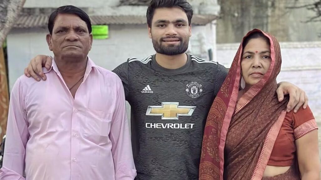 स्टार क्रिकेटर बन गए रिंकू सिंह, फिर भी पिता कर रहे मजदूरी का काम, वीडियो देख रो पड़ेंगे आप 1
