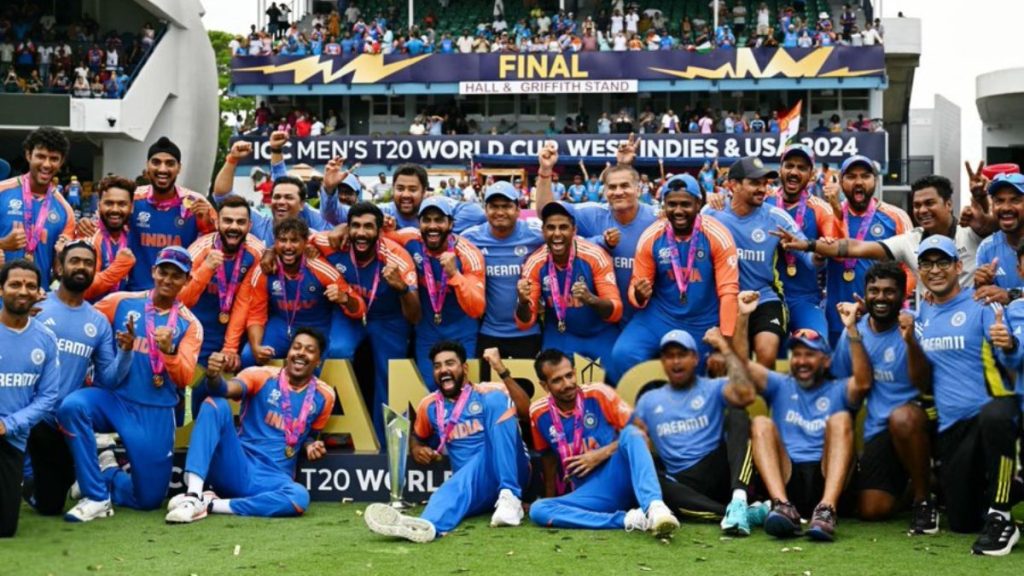 VIDEO: द्रविड़ गरजे, फूट-फूट कर रोई कोहली-हार्दिक समेत पूरी टीम इंडिया, तो रोहित-विराट ने इस शख्श को ट्रॉफी देकर जीता दिल 1