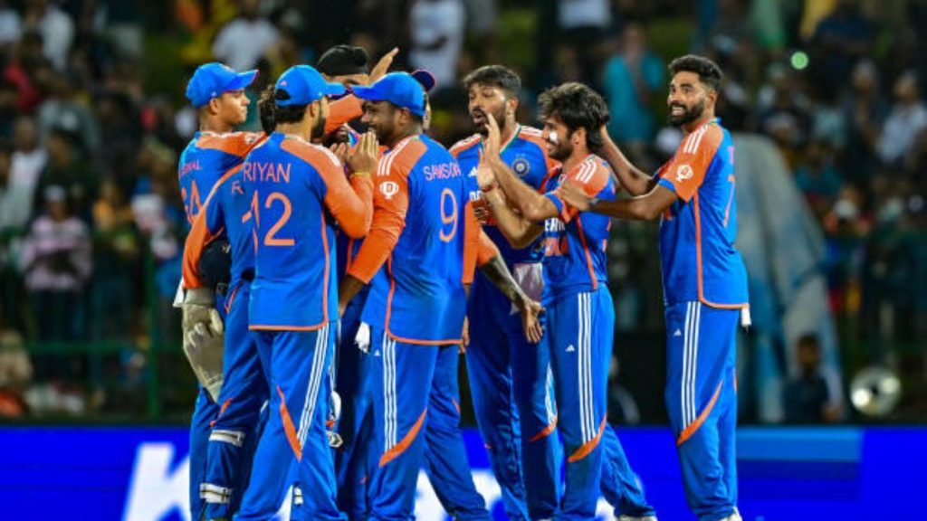 श्रीलंका टी20 सीरीज खत्म होने के बाद कोच गंभीर ने 2026 टी20 वर्ल्ड कप के लिए टीम जारी की, जिसमें इन 15 खिलाड़ियों का नाम लिया गया.