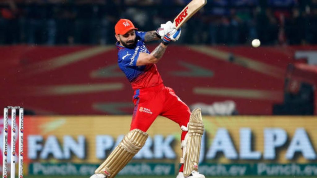 आरसीबी ने कोहली समेत सिर्फ इन 4 खिलाड़ियों को किया रिटेन!  डु प्लेसिस से मैक्सवेल तक 2 डिलीवरी