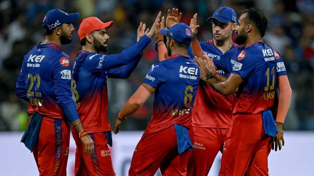 एक घातक गेंदबाज की तलाश में जो आरसीबी को पहली ट्रॉफी दिला सके, कोहली ने रुपये की बोली लगाई। वह 50 करोड़ तक खरीदने को तैयार हैं.