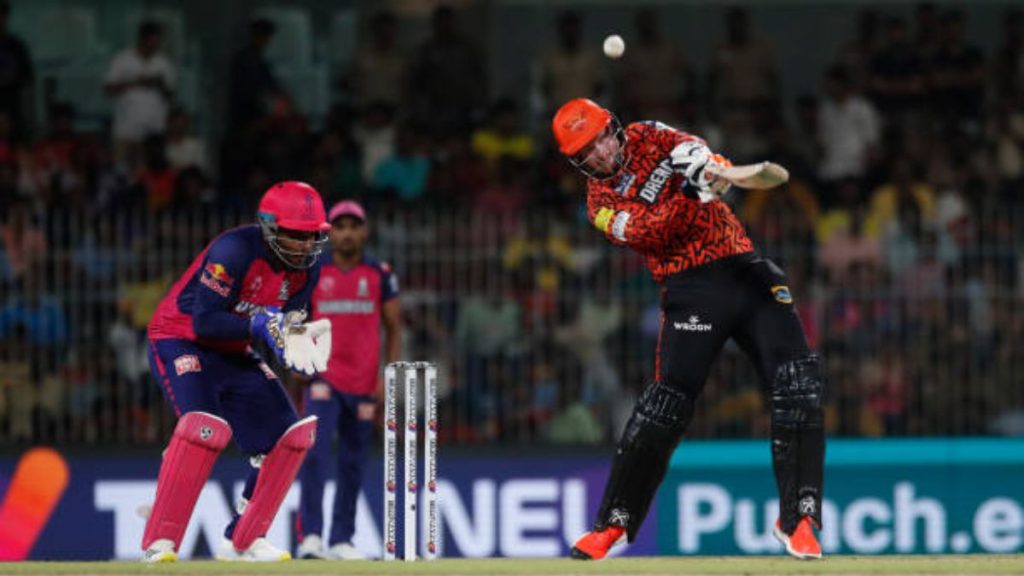 IPL 2025 के लिए धोनी की इन 3 खिलाड़ियों पर पैनी नजर, बकेट लिस्ट पर लिखा नाम, नीलामी में 40 करोड़ तक लुटाने को तैयार 2