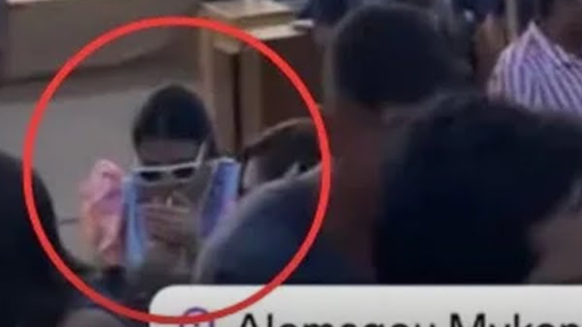 Sakshi Dhoni caught Smoking