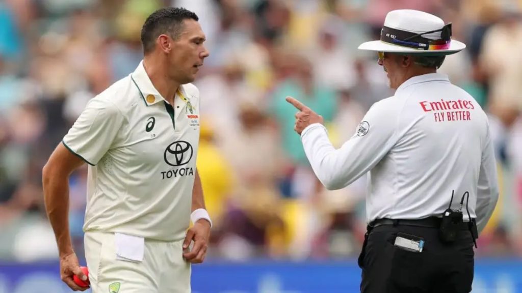 एडिलेड टेस्ट में चीटिंग करता पकड़ा गया ये कंगारू गेंदबाज, गेंद के साथ छेड़छाड़ करते तस्वीर हुई वायरल 2 एडिलेड टेस्ट में चीटिंग करता पकड़ा गया ये कंगारू गेंदबाज, गेंद के साथ छेड़छाड़ करते तस्वीर हुई वायरल 2