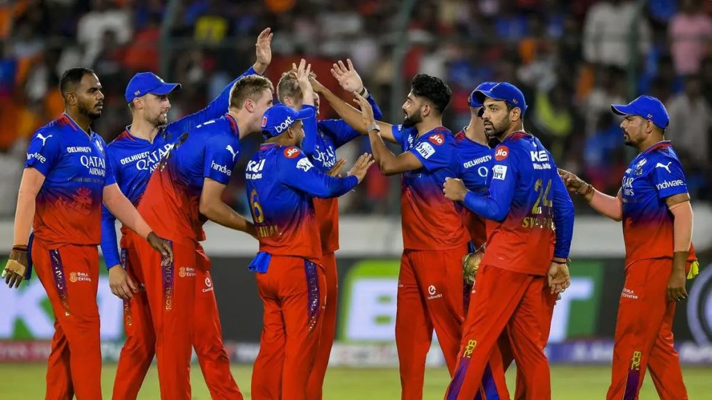 IPL 2025 में विराट कोहली से भी कम पैसे ले रहा ये खिलाड़ी, लेकिन RCB का कप्तान बन जिताएगा ट्रॉफी 1