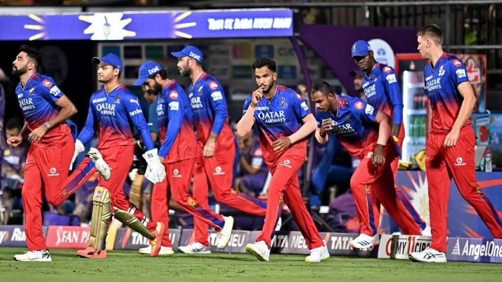 RCB से हो गई भारी गलती, फ्लॉप खिलाड़ी पर लुटा दिए 11.50 करोड़ रुपये, कहीं फिर टूट ना जाए कोहली का सपना 1