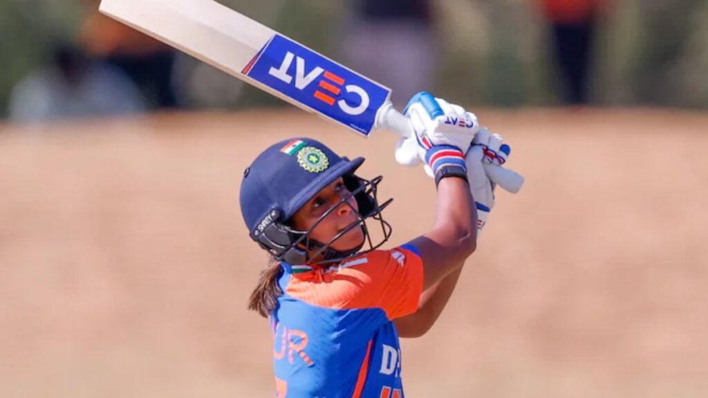 6,6,6,6,6,6,6..', नंबर 7 जर्सी पहनने वाले क्रिकेटर का कोहराम, 7 छक्कों में बजाई गेंदबाजों की बैंड, महज गेंदों में ठोके 171 रन 1