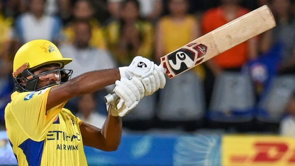 बीच IPL टूर्नामेंट इन 5 खिलाड़ियों को टीम मालिकों ने खरीदा, 2 को तो CSK ने किया शाइन 1