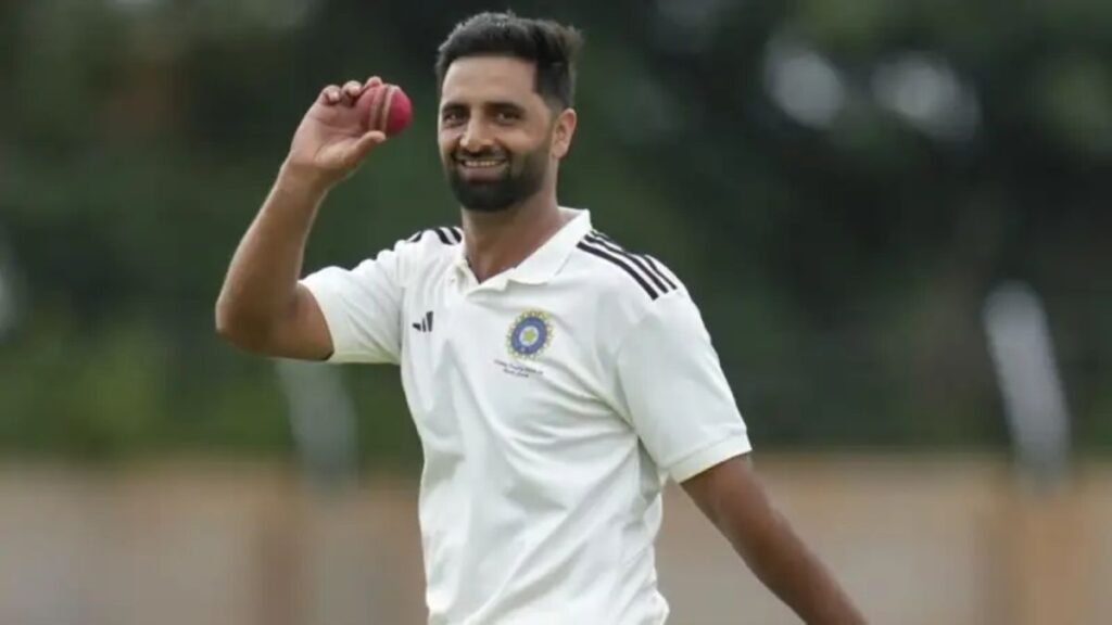Who is Auqib Nabi? जिसने Duleep Trophy में 4 गेंदों पर झटके 4 विकेट, जानें उनकी उम्र, गर्लफ्रेंड, रिकॉर्ड, नेटवर्थ, परिवार और कुछ रोचक तथ्य 3 Who is Auqib Nabi? Who took 4 wickets in 4 balls in Duleep Trophy, know his age, girlfriend, record, net worth, family and some interesting facts