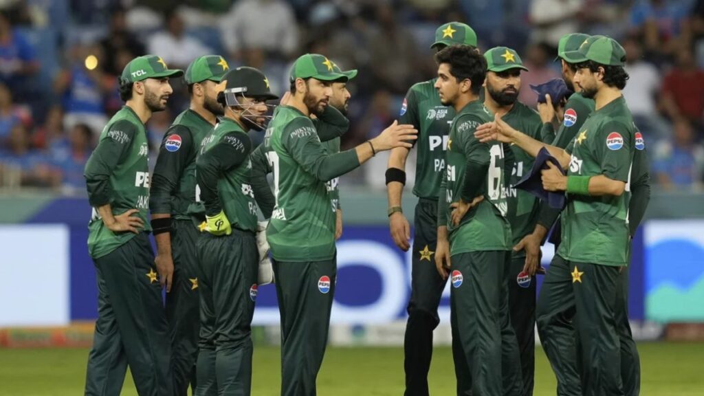 शेक हैंड विवाद के बीच Pakistan पर आई एक और मुसीबत, भ्रष्टाचार के आरोप में फंसा PCB, अवाम कपड़े फाड़ने को तैयार 2 Pakistan faces another crisis amid the handshake controversy; PCB is embroiled in corruption charges, with the public ready to tear their clothes.