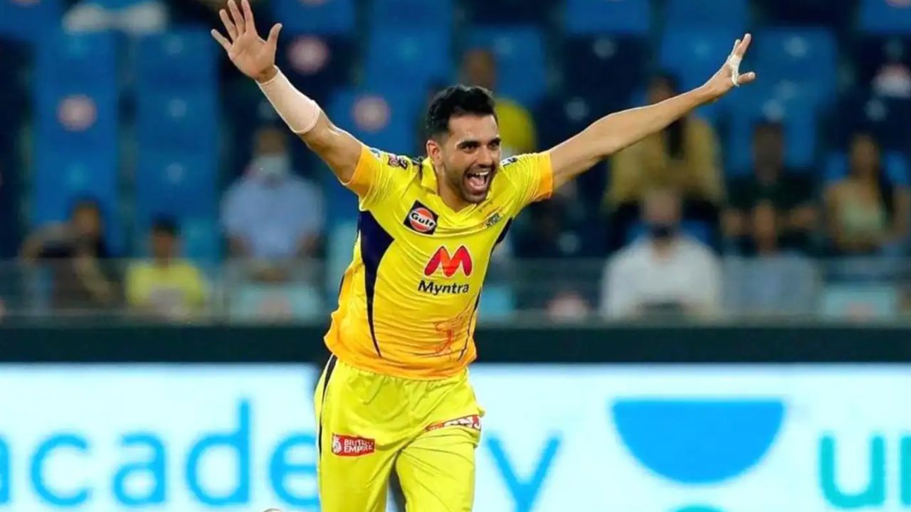 CSK के लिए मैच के दौरान दीपक चाहर 