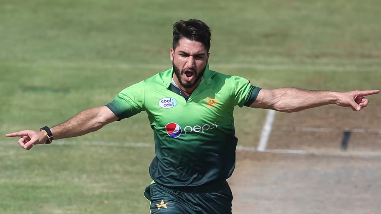 ब्रेकिंग: Asia Cup के बीच फैंस को रुला गया ये दिग्गज गेंदबाज, मात्र 31 साल की उम्र में किया संन्यास का ऐलान