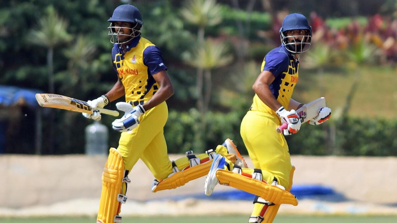 छक्के पर छक्के… ODI में पहली बार 500+ का तूफान, विपक्षी टीम की हालत खराब 2 छक्के पर छक्के… ODI में पहली बार 500+ का तूफान, विपक्षी टीम की हालत खराब