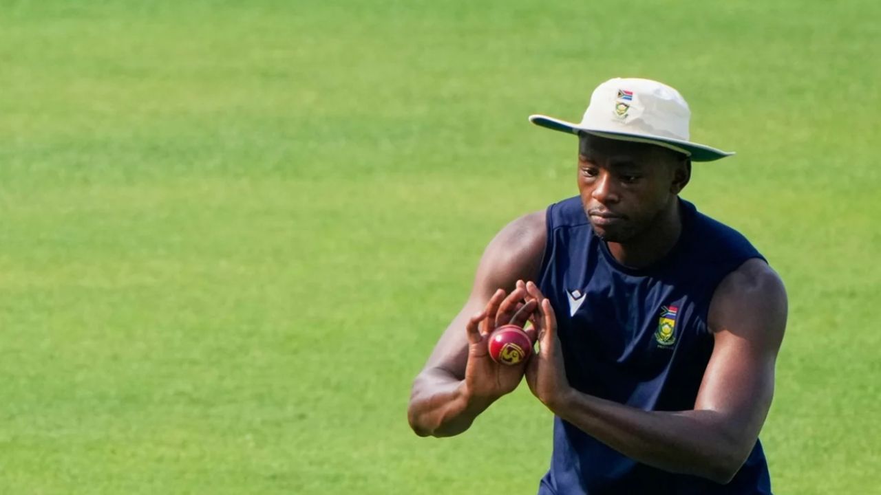 Kolkata Test के बीच टीम को लगा बड़ा झटका, भारत का चहेता दिग्गज तेज गेंदबाज पसली की चोट के चलते हुआ बाहर