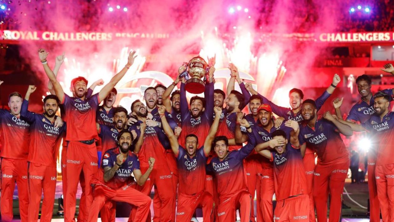 IPL 2026 के रिटेन खिलाड़ियों की लिस्ट का हुआ ऐलान, 10 टीमों ने रिटेन किए कुल 150 से ज्यादा खिलाड़ी 2 IPL 2026 के रिटेन खिलाड़ियों की लिस्ट का हुआ ऐलान, 10 टीमों ने रिटेन किए कुल 150 से ज्यादा खिलाड़ी