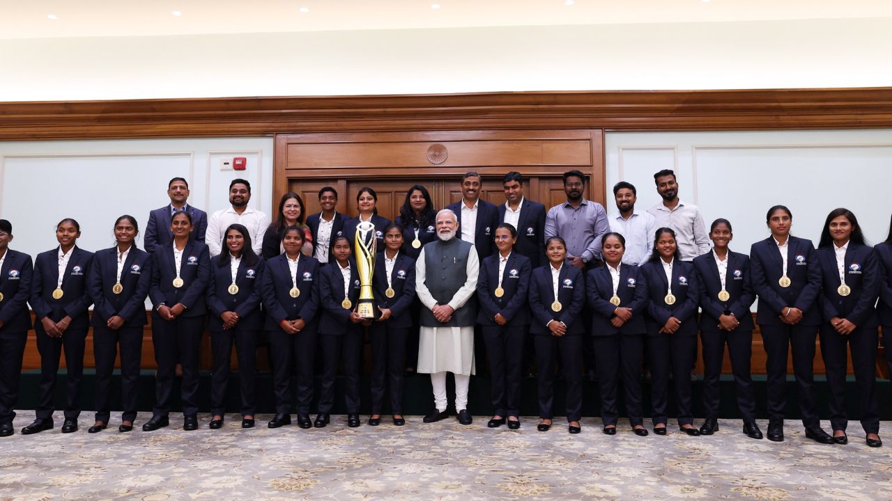 India की महिला ब्लाइंड क्रिकेट टीम से मिले PM मोदी, साथ में मनाया जीत का जश्न, खिलाड़ियों को खिलाई मिठाई 