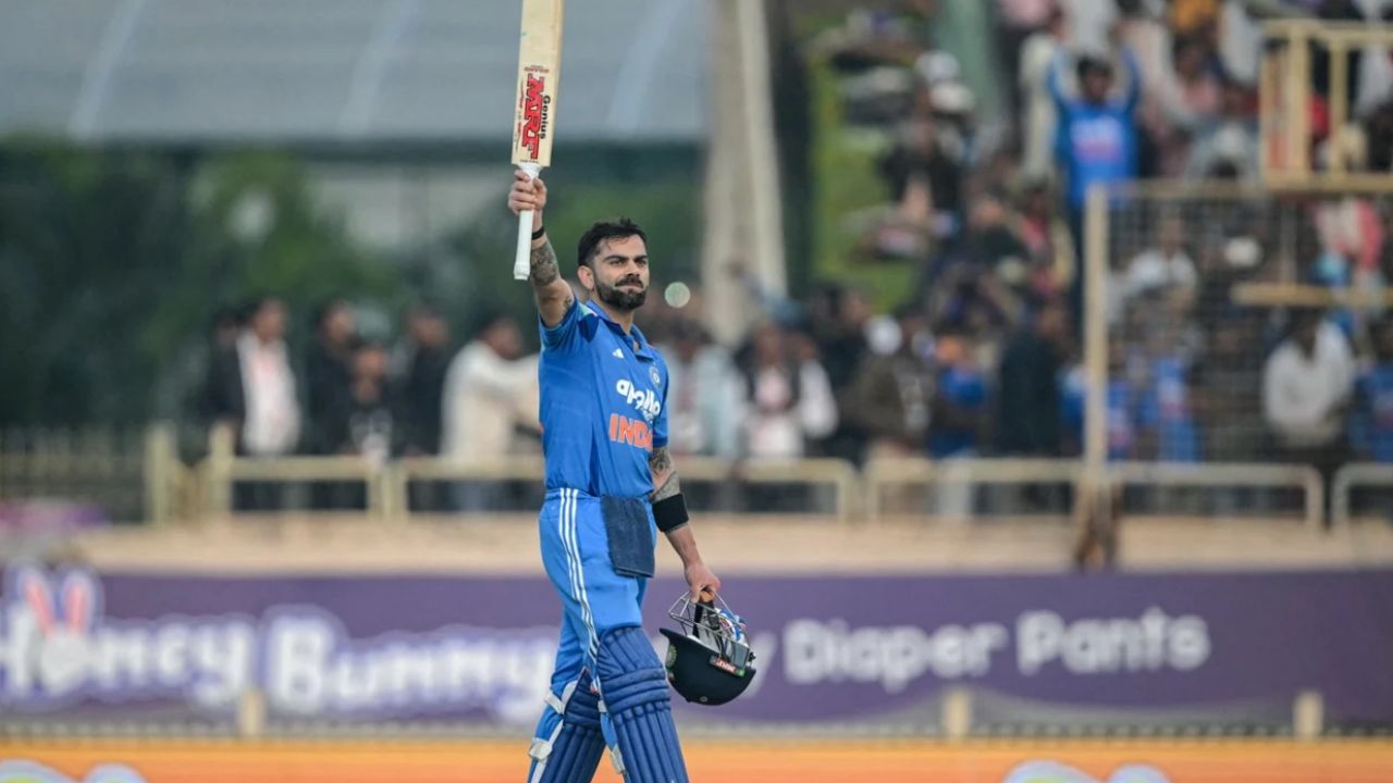 VIDEO: Virat Kohli ने शतक के बाद निकाला हेलमेट, हवा में लहराया बल्ला, कुछ ऐसे मनाया शतक का जश्न