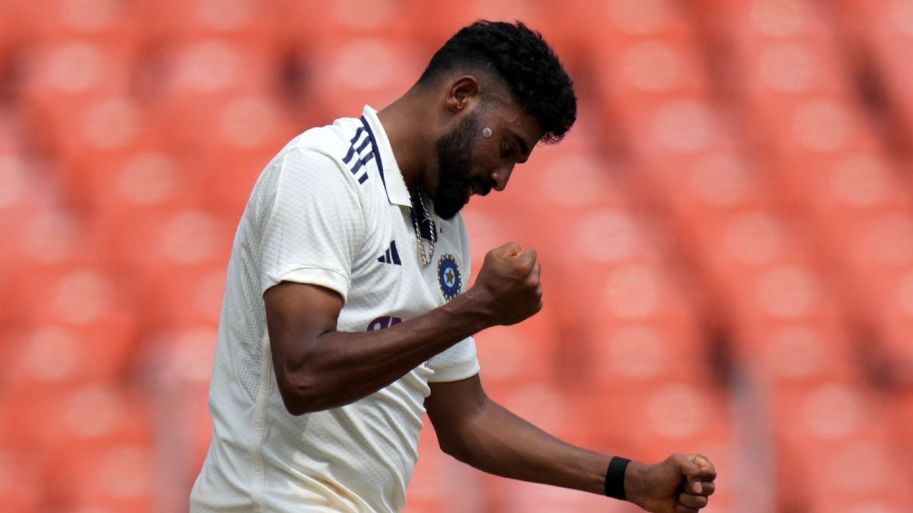 फ्लाइट में 4 घंटे की देरी होने से भड़के Mohammed Siraj, एयर इंडिया को सरेआम लगाई फटकार 