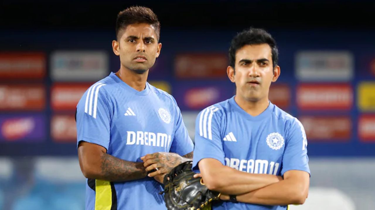 IND vs AUS: चौथे टी20 में भी इस फ्लॉप खिलाड़ी को मौका देने की जिद्द में अड़े कोच गंभीर, कप्तान सूर्या निकालना चाहते बाहर 2 IND vs AUS: चौथे टी20 में भी इस फ्लॉप खिलाड़ी को मौका देने की जिद्द में अड़े कोच गंभीर, कप्तान सूर्या निकालना चाहते बाहर