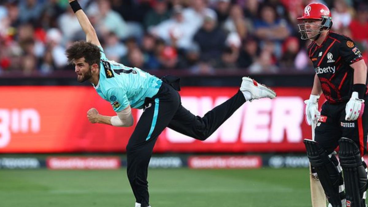 BBL डेब्यू मैच में शाहीन अफरीदी को अंपायर ने किया गेंदबाजी से बैन, जानें अगले मैच में बोलिंग करेंगे या नहीं 2 Shaheen Afridi has been banned from bowling by the umpire.