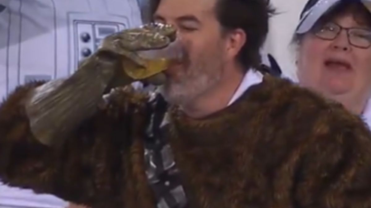 एशेज सीरीज के दूसरे टेस्ट के दौरान इंग्लैंड समर्थक की शर्मनाक हरकत, स्टेडियम में पी लिया बियर 2 Man seen drinking beer at stadium