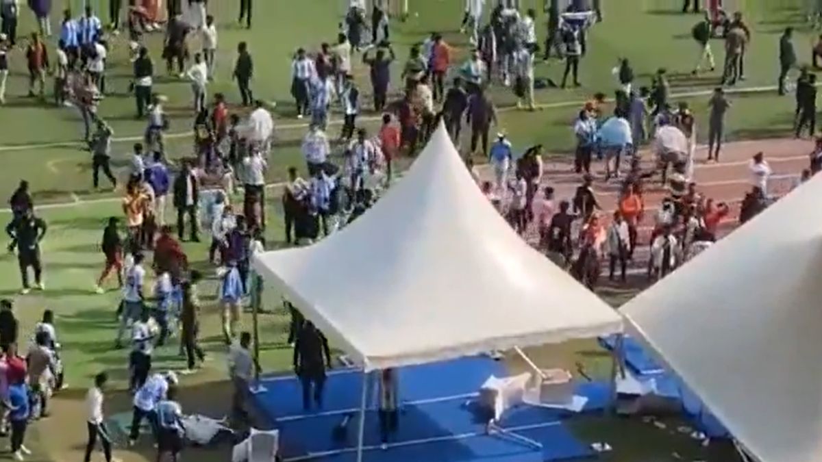 बोतलें फेंकी, पोस्टर फाड़े... कोलकाता में बेकाबू हुए मेसी के फैन्स ने की तोड़फोड़, VIDEO वायरल 2 Unruly Lionel Messi fans caused widespread vandalism.