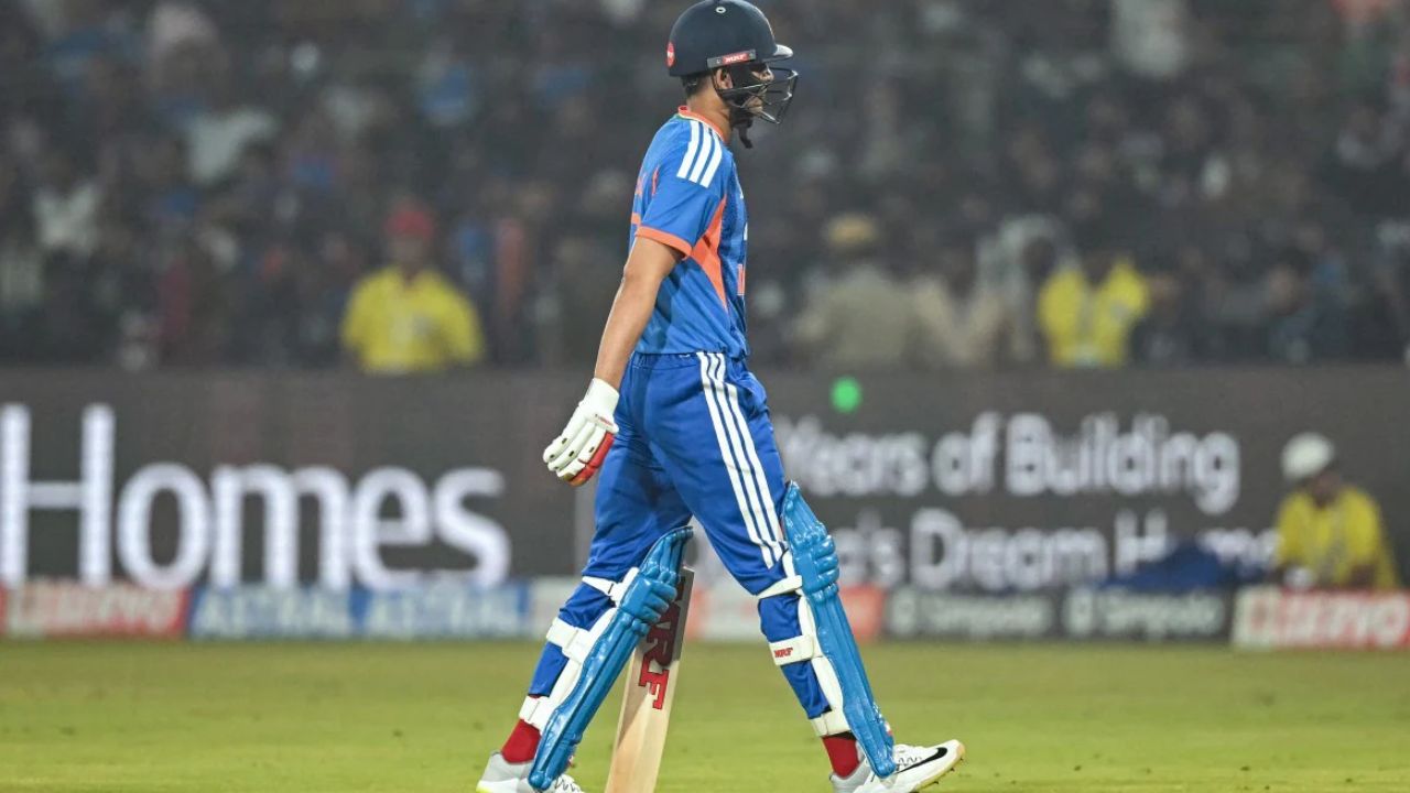 गिल और सूर्या की खराब फॉर्म पर बोले टीम इंडिया के असिस्टेंट कोच, कहा 'हमें उन दोनों पर पूरा भरोसा.....' 2 गिल और सूर्या की खराब फॉर्म पर बोले Team India के असिस्टेंट कोच, कहा 'हमें उन दोनों पर पूरा भरोसा.....'