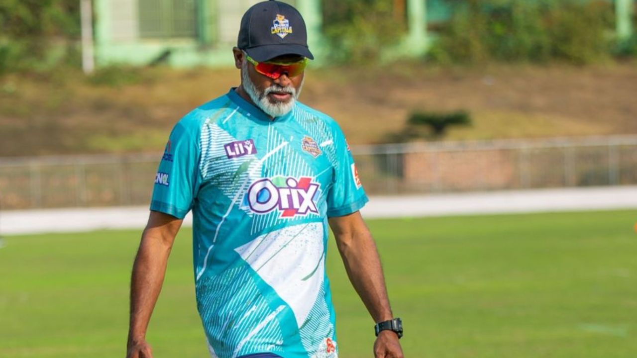 किसी ने दबाई छाती, तो किसी ने किया पंखा, कोच के मैदान पर ही दम तोड़ने वाला VIDEO आया सामने 2 किसी ने दबाई छाती, तो किसी ने किया पंखा, कोच के मैदान पर ही दम तोड़ने वाला VIDEO आया सामने