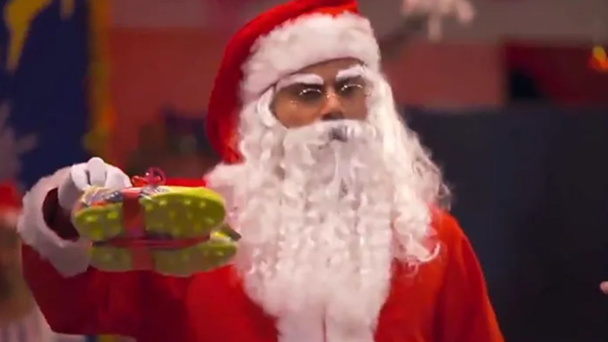 Christmas 2025: Virat Kohli becomes 'Santa Claus', gives gifts to children on Christmas; interesting video surfaces.