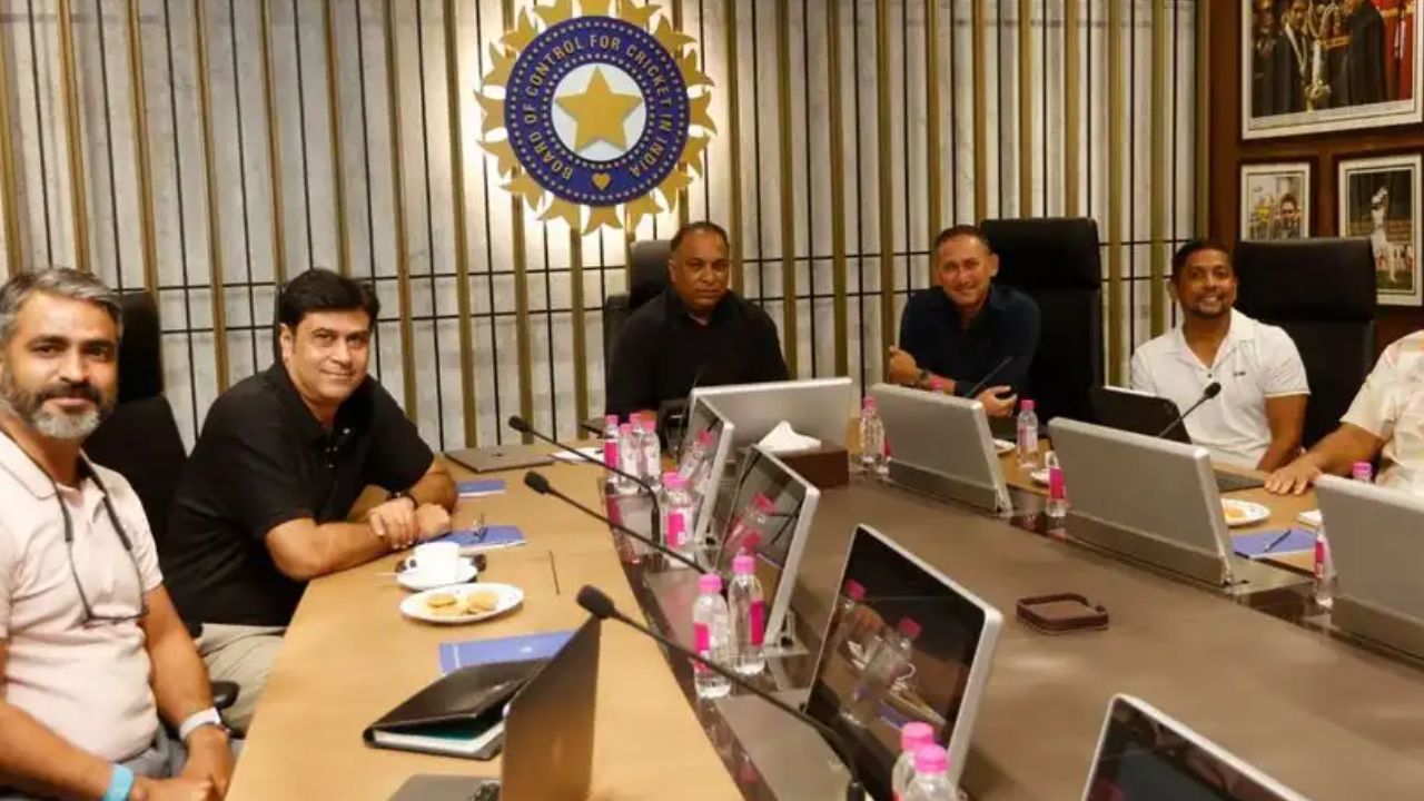 खराब ड्रेसिंग रूम के माहौल के चलते BCCI ने अचानक रखी मीटिंग, गंभीर-अगरकर को पूछताछ के लिए बुलाया
