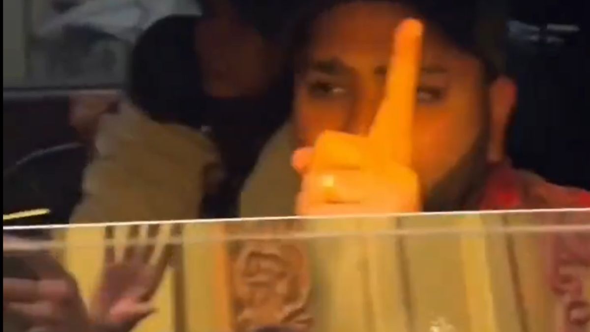 VIDEO: फैन ने रोहित शर्मा के साथ की बदतमीजी, भड़के हिटमैन ने आपा खोते हुए दिखाई उंगली 2 Rohit Sharma