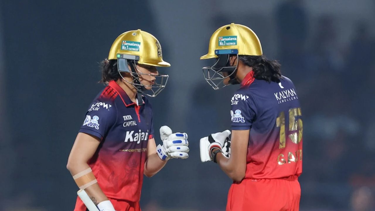 लगातार 5 मैच जीत अपनी दूसरी ट्रॉफी की ओर बढ़ी RCB, स्मृति की टीम ने किया प्लेऑफ के लिए क्वालीफाई