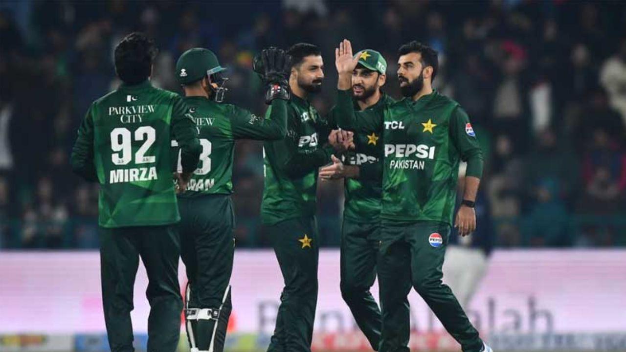 आकाश चोपड़ा vs शाहबाज शरीफ: Pakistan की जीत के बाद सोशल मीडिया पर तकरार, भारतीय कमेंटेटर का मुंहतोड़ जवाब 