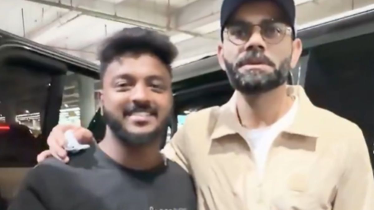 Virat Kohli himself called a fan and got the photo clicked