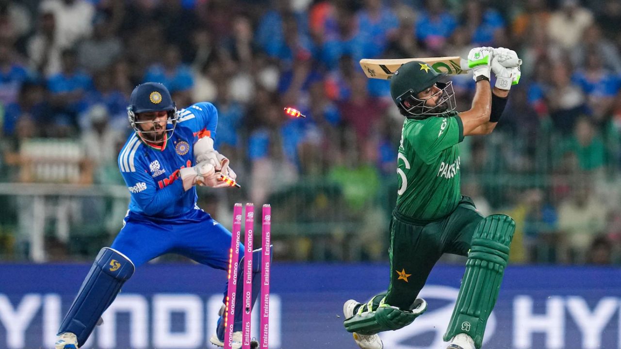 अश्विन बने बाबर आजम के मेंटर, फॉर्म में वापसी के लिए दिया ‘गेम-चेंजिंग’ मंत्र 2 अश्विन बने Babar Azam के मेंटर, फॉर्म में वापसी के लिए दिया ‘गेम-चेंजिंग’ मंत्र