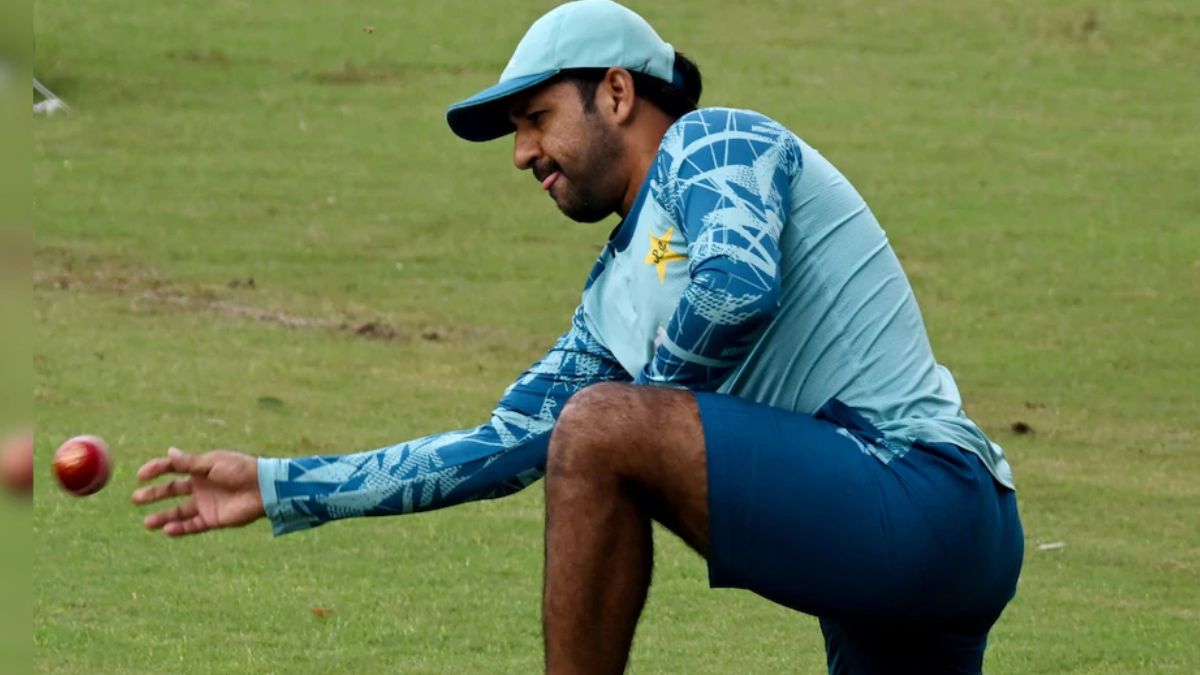 माइक हेसन की छुट्टी, अब इस यंग हेड कोच के हाथों में पाकिस्तान टीम की जिम्मेदारी 2 According to a report in Cricket Addictor, the Pakistan Cricket Board (PCB) is likely to appoint Sarfaraz Ahmed as the new head coach after removing Mike Hesson from the post.