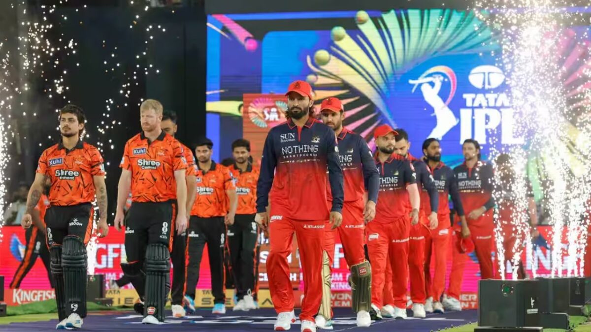 RCB ने 3 विकेट लेने वाले गेंदबाज को पहले 7 ओवर के बाद ही मैच से किया बाहर, जानें क्यों लिया ये अजीबोगरीब फैसला