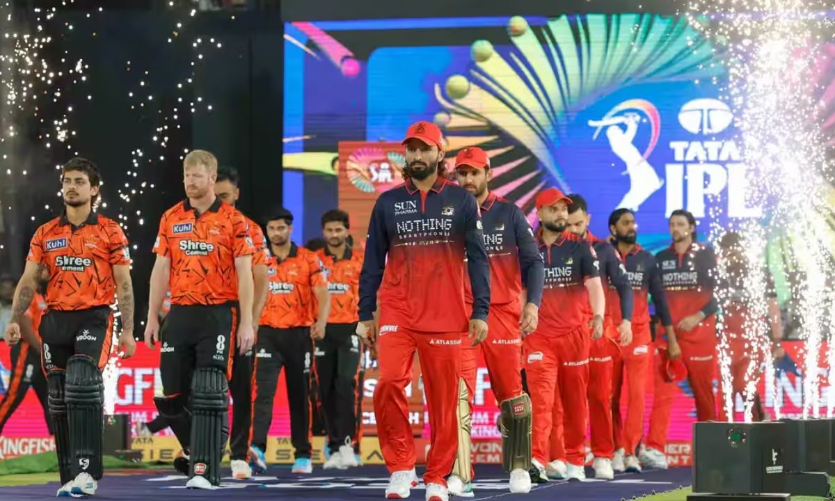 RCB ने 3 विकेट लेने वाले गेंदबाज को पहले 7 ओवर के बाद ही मैच से किया बाहर, जानें क्यों लिया ये अजीबोगरीब फैसला
