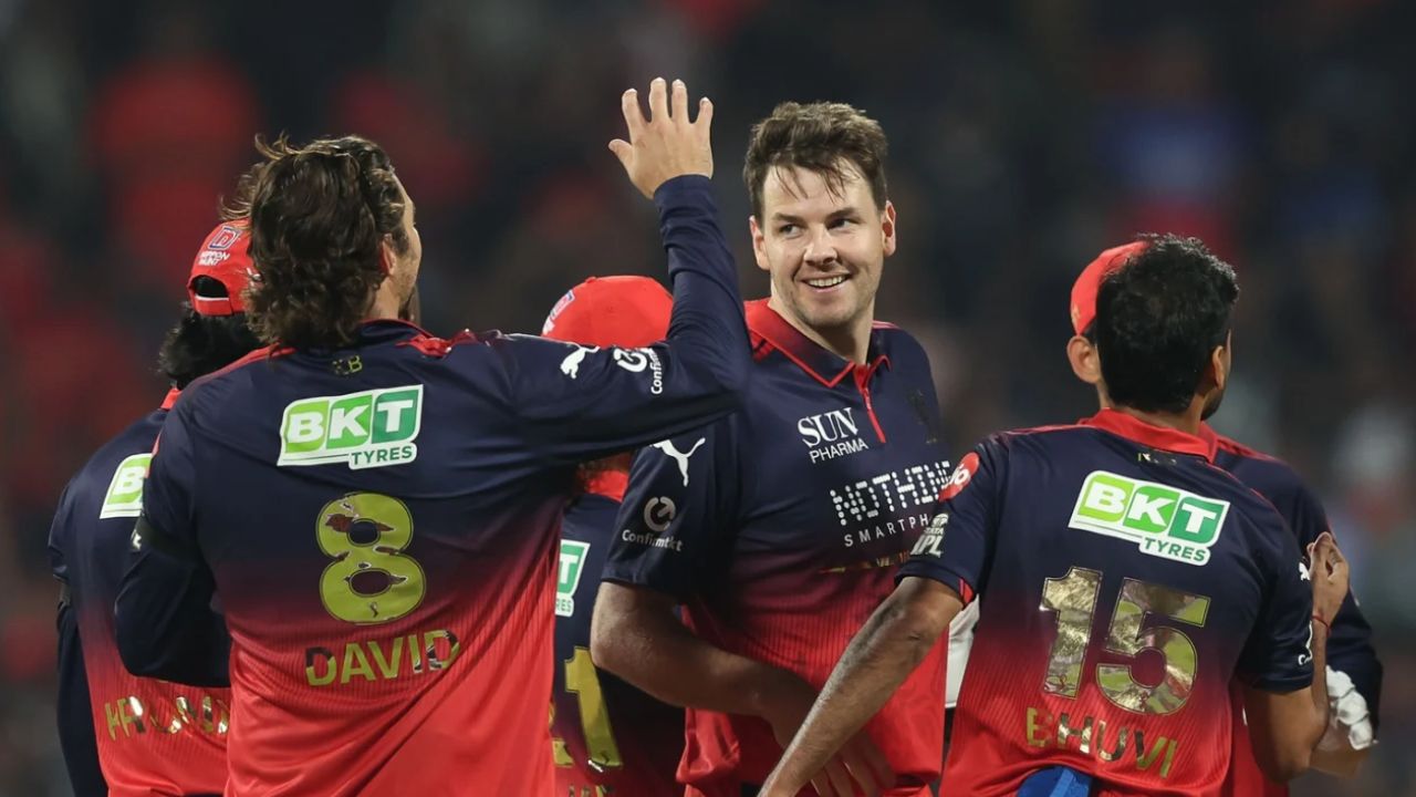 RCB ने 3 विकेट लेने वाले गेंदबाज को पहले 7 ओवर के बाद ही मैच से किया बाहर, जानें क्यों लिया ये अजीबोगरीब फैसला 2 RCB ने 3 विकेट लेने वाले गेंदबाज को पहले 7 ओवर के बाद ही मैच से किया बाहर, जानें क्यों लिया ये अजीबोगरीब फैसला